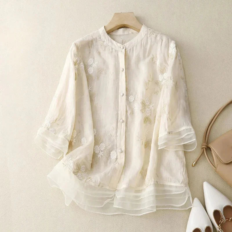 Mila™ | Bestickte Bluse aus Leinen und Baumwolle" can be rewritten as:
"Mila™ | Gestickte Leinen-Baumwollbluse