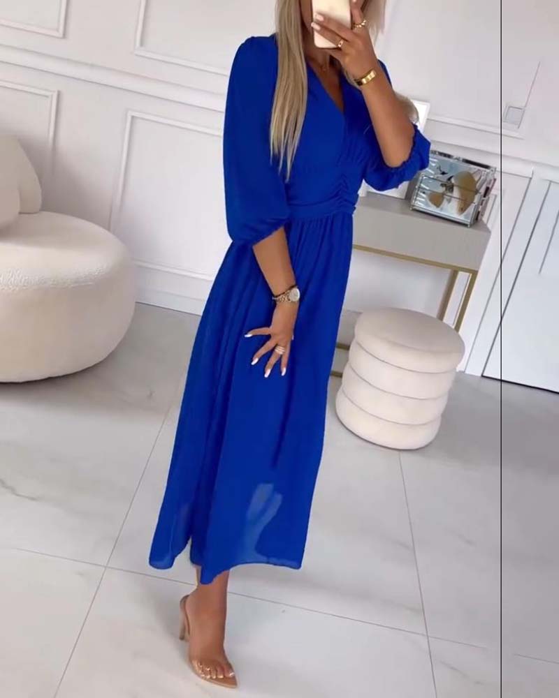 Claudia™ I Einfarbiges Taillenkleid mit V-Ausschnitt