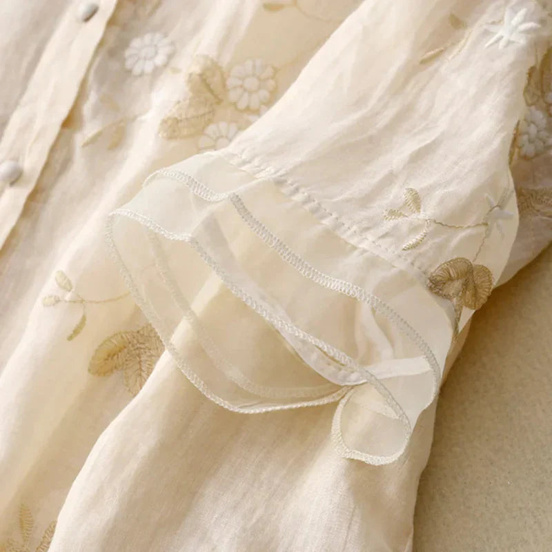 Mila™ | Bestickte Bluse aus Leinen und Baumwolle" can be rewritten as:
"Mila™ | Gestickte Leinen-Baumwollbluse