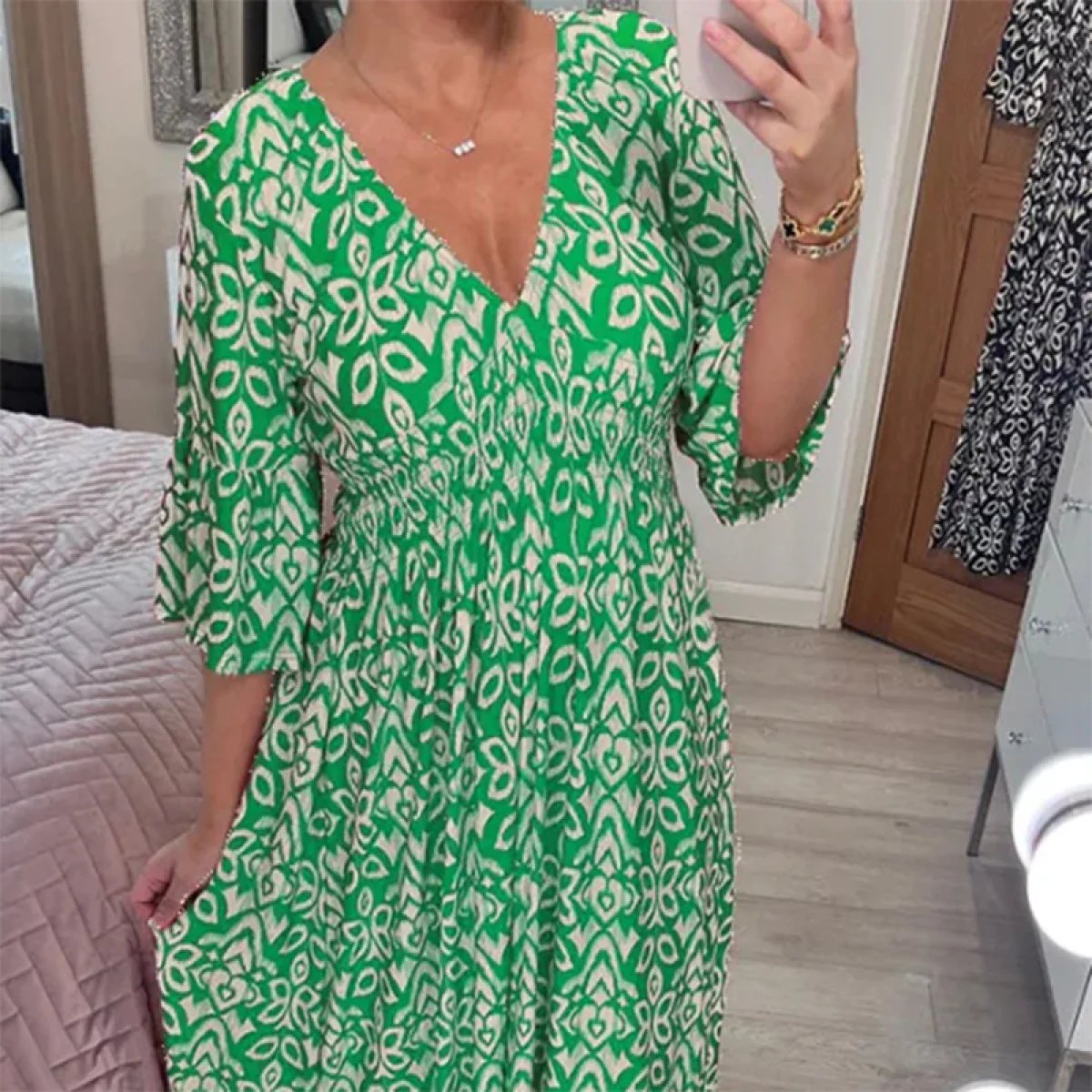 IRKA I Geblümtes Kleid mit V-Ausschnitt