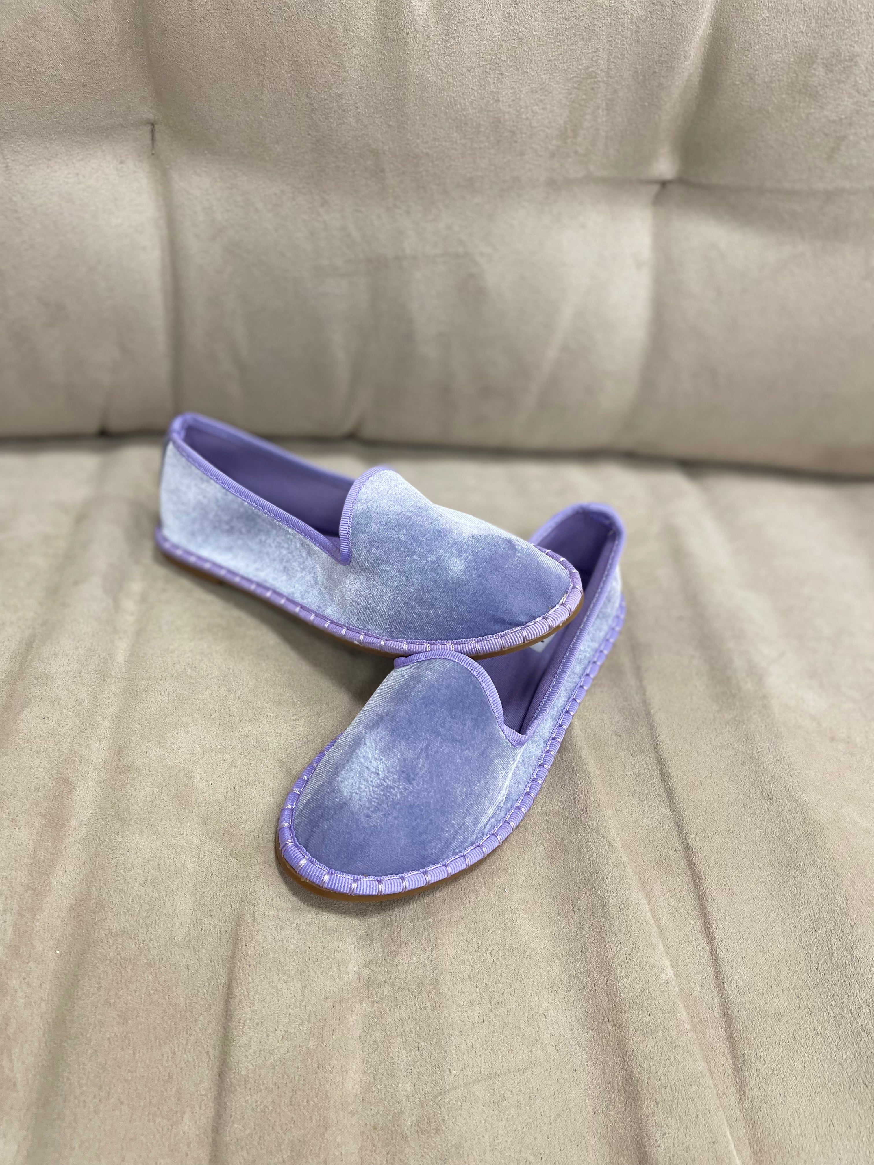 Samt-Sandalen für Frauen - zeitlose Hausschuhe